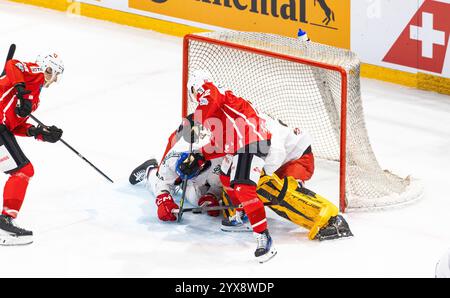 Friburgo, Svizzera, 14 dicembre 2024: #62 Denis Malgin (Svizzera) davanti al portiere #34 Simon Zaijcek (Repubblica Ceca). Un ceco giace a terra e sostiene il portiere. (Foto di Andreas Haas/dieBildmanufaktur) credito: DieBildmanufaktur/Alamy Live News Foto Stock