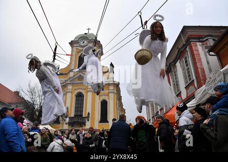 Ustek, Repubblica Ceca. 14 dicembre 2024. Gli angeli scendono dalla torre della chiesa secondo una tradizione tradizionale dell'avvento durante un mercatino di Natale. Il 22° Festival degli Angeli durante l'Avvento 2024 con Angeli volanti dalla torre della chiesa di San Pietro e San Paolo si svolge a Ustek (70 chilometri a nord di Praga). (Credit Image: © Slavek Ruta/ZUMA Press Wire) SOLO PER USO EDITORIALE! Non per USO commerciale! Foto Stock