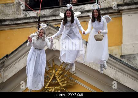 Ustek, Repubblica Ceca. 14 dicembre 2024. Gli angeli scendono dalla torre della chiesa secondo una tradizione tradizionale dell'avvento durante un mercatino di Natale. Il 22° Festival degli Angeli durante l'Avvento 2024 con Angeli volanti dalla torre della chiesa di San Pietro e San Paolo si svolge a Ustek (70 chilometri a nord di Praga). (Credit Image: © Slavek Ruta/ZUMA Press Wire) SOLO PER USO EDITORIALE! Non per USO commerciale! Foto Stock