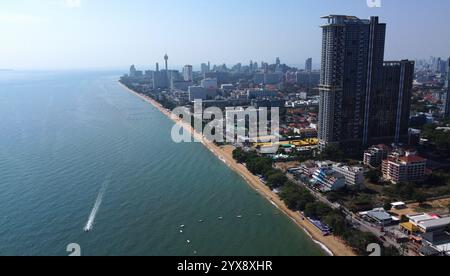 Pattaya, Tailandia - 18 maggio 2023: Vista aerea di Jomtien e della spiaggia di Dongtan, situato a Pattaya, una località turistica vicino a Bangkok. Foto Stock