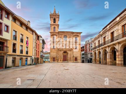 Oviedo, Spagna. Vista di Iglesia de San Isidoro el Real, situata in Plaza de la Constitucion Foto Stock