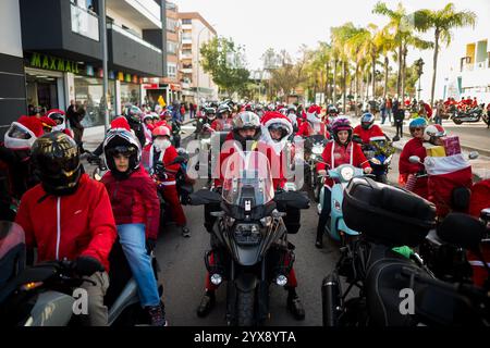 Malaga, Spagna. 14 dicembre 2024. Le persone vestite da "Babbo Natale" si preparano sulle loro moto mentre prendono parte all'X Toy Run Torremolinos. Centinaia di motociclisti e motociclisti si incontrano ogni anno nel centro di Torremolinos per partecipare a una gara di beneficenza vestita con costumi di Babbo Natale e collezionando giocattoli per bambini. (Foto di Jesus Merida/SOPA Images/Sipa USA) credito: SIPA USA/Alamy Live News Foto Stock