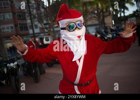 Malaga, Spagna. 14 dicembre 2024. Un uomo vestito da "Babbo Natale" viene visto in posa per una foto prima di prendere parte all'X Toy Run Torremolinos. Centinaia di motociclisti e motociclisti si incontrano ogni anno nel centro di Torremolinos per partecipare a una gara di beneficenza vestita con costumi di Babbo Natale e collezionando giocattoli per bambini. (Foto di Jesus Merida/SOPA Images/Sipa USA) credito: SIPA USA/Alamy Live News Foto Stock