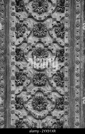 Dettaglio da un'antica porta della chiesa con decorazioni floreali arrugginite Foto Stock