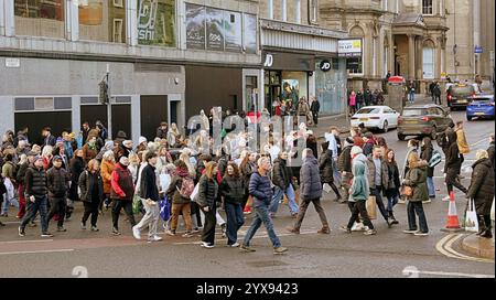 Edimburgo, Scozia, Regno Unito. 14 dicembre 2024. Meteo nel Regno Unito: La gente del posto si è recata ai mercatini e alle strade di natale come capitale per la celebrazione di tre settimane in città. Folle di amanti dello shopping su Princes Street. Credit Gerard Ferry/Alamy Live News Foto Stock