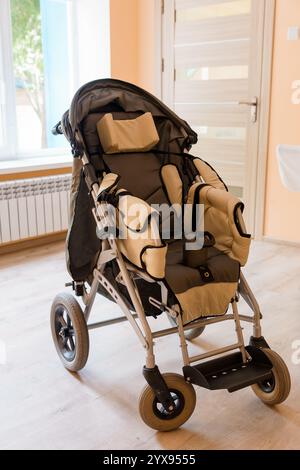 Passeggino per bambini moderno e versatile con funzioni regolabili in un ambiente interno accogliente. Foto Stock