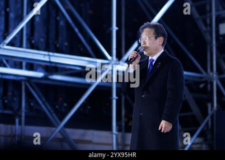 Seoul, Corea del Sud. 14 dicembre 2024. Lee Jae-myung, il leader del Partito Democratico di Corea, parla durante la manifestazione. Le persone si sono riunite davanti all'Assemblea nazionale per protestare contro il presidente Yoon Suk Yeol prima del secondo voto sul suo impeachment. Credito: SOPA Images Limited/Alamy Live News Foto Stock