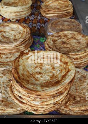 Pane nazionale uzbeko venduto in un mercato. Samarcanda, Uzbekistan Foto Stock