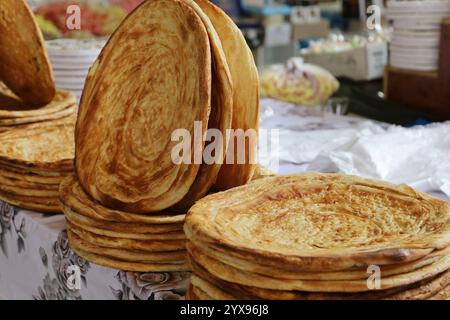 Pane nazionale uzbeko venduto in un mercato. Samarcanda, Uzbekistan Foto Stock