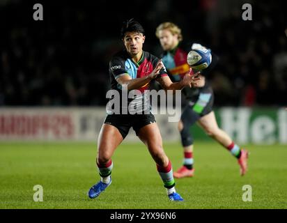 Marcus Smith di Harlequins durante l'Investec Champions Cup match al Twickenham Stoop, Londra. Data foto: Sabato 14 dicembre 2024. Foto Stock