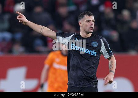 Augusta, Germania. 14 dicembre 2024. Fussball 1. Bundesliga 14. Spieltag FC Augsburg - Bayer 04 Leverkusen AM 14.12.2024 nella der WWK Arena di Augsburg Granit Xhaka ( Leverkusen ) le normative DFL vietano qualsiasi uso di fotografie come sequenze di immagini e/o quasi-video. Foto: Revierfoto credito: ddp media GmbH/Alamy Live News Foto Stock