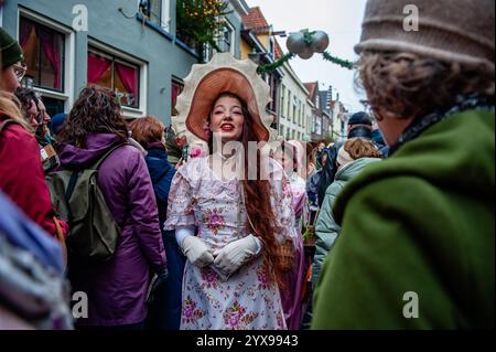 Deventer, Paesi Bassi. 14 dicembre 2024. Ogni anno, il mondo del XIX secolo dello scrittore inglese Charles Dickens prende vita nella città di Deventer, nei Paesi Bassi, con non meno di 950 personaggi tratti dai famosi libri di Dickens il 14 dicembre 2024. (Foto di Romy Arroyo Fernandez/NurPhoto) credito: NurPhoto SRL/Alamy Live News Foto Stock