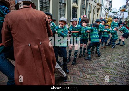 Deventer, Paesi Bassi. 14 dicembre 2024. Ogni anno, il mondo del XIX secolo dello scrittore inglese Charles Dickens prende vita nella città di Deventer, nei Paesi Bassi, con non meno di 950 personaggi tratti dai famosi libri di Dickens il 14 dicembre 2024. (Foto di Romy Arroyo Fernandez/NurPhoto) credito: NurPhoto SRL/Alamy Live News Foto Stock