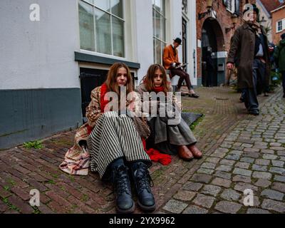 Deventer, Paesi Bassi. 14 dicembre 2024. Ogni anno, il mondo del XIX secolo dello scrittore inglese Charles Dickens prende vita nella città olandese di Deventer con non meno di 950 personaggi tratti dai famosi libri di Dickens. Il 14 dicembre 2024. (Foto di Romy Arroyo Fernandez/NurPhoto) credito: NurPhoto SRL/Alamy Live News Foto Stock