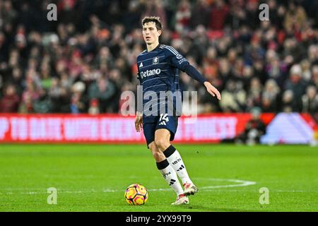 The City Ground, Nottingham, Regno Unito. 14 dicembre 2024. Premier League Football, Nottingham Forest contro Aston Villa; Pau Torres dell'Aston Villa sul pallone credito: Action Plus Sports/Alamy Live News Foto Stock
