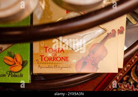 Cremona, Italia - 15 novembre 2020 torrone di cremona tradizionale torrone italiano in scatola con violino e torrazzo, displa Foto Stock