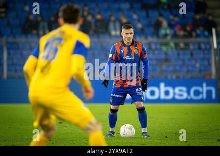 Basilea, Svizzera. 14 dicembre 2024. Basilea, Svizzera, 14 dicembre 2024: Taulant Xhaka (34 Basilea) durante la partita di calcio di Super League tra FC Basel 1893 e Grasshopper Club Zurigo al St. Jakob-Park di Basilea, Svizzera. Philipp Kresnik (Philipp Kresnik/SPP) credito: SPP Sport Press Photo. /Alamy Live News Foto Stock