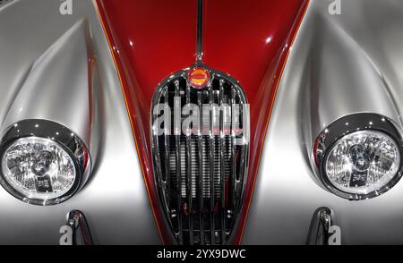 1955 la Jaguar XK140 FHC custom classic vintage auto griglia anteriore e fari anteriori dettagli closeup Foto Stock