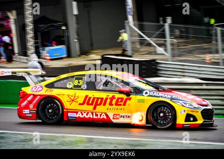 São PAOLO, SP - 14.12.2024: FINALE STOCK CAR ETAPA INTERLAGOS - la Stock Car Pro Series si è conclusa sabato a Interlagos con una gara spettacolare! La gara sprint è stata segnata da pioggia e caos, ma in mezzo a tutto, la top 5 è stata formata dai contendenti al titolo, con Felipe Baptista vincitore, con Ricardo Zonta al secondo e Júlio Campos al terzo posto, mentre il leader Gabriel Casagrande ha conquistato il quarto posto. Gabriel Casagrande, Felipe massa, Dudu Barrichello, Gaetano di Mauro, Rafael Suzuki, Enzo Elias e Arthur Leist hanno completato la top ten. Con i risultati di sabato, rimangono cinque contendenti per il titolo Foto Stock