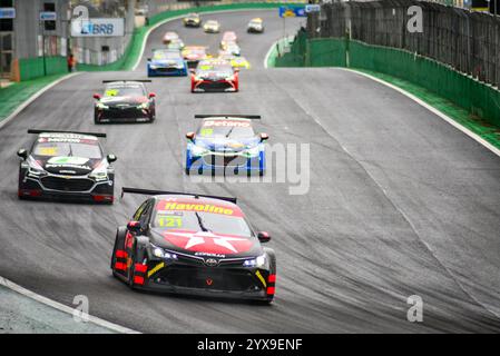 São PAOLO, SP - 14.12.2024: FINALE STOCK CAR ETAPA INTERLAGOS - la Stock Car Pro Series si è conclusa sabato a Interlagos con una gara spettacolare! La gara sprint è stata segnata da pioggia e caos, ma in mezzo a tutto, la top 5 è stata formata dai contendenti al titolo, con Felipe Baptista vincitore, con Ricardo Zonta al secondo e Júlio Campos al terzo posto, mentre il leader Gabriel Casagrande ha conquistato il quarto posto. Gabriel Casagrande, Felipe massa, Dudu Barrichello, Gaetano di Mauro, Rafael Suzuki, Enzo Elias e Arthur Leist hanno completato la top ten. Con i risultati di sabato, rimangono cinque contendenti per il titolo Foto Stock