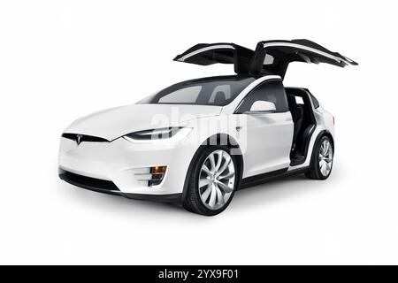 White 2017 Tesla Model X SUV di lusso auto elettrica con open falcon porte a battente isolato su sfondo bianco Foto Stock