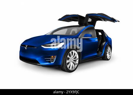 Tesla Model X, Deep Blue Metallic, auto elettrica SUV di lusso con ante ad ali di falco aperte isolate su sfondo bianco Foto Stock