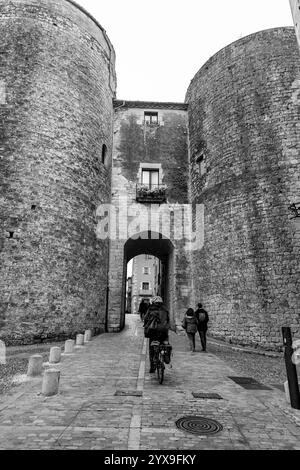 Girona, Catalogna, Spagna - 12 febbraio 2022: Antiche mura cittadine di Girona, una delle mura cittadine più complete d'Europa. Foto Stock