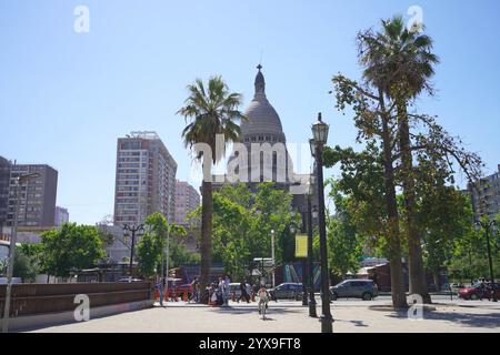 SANTIAGO, CILE - 28 OTTOBRE 2024: Paesaggio urbano di Santiago con la chiesa del Santissimo Sacramento a Santiago del Cile, Sud America Foto Stock