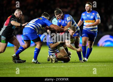 Luke Northmore di Harlequins viene affrontato durante la partita della Investec Champions Cup al Twickenham Stoop di Londra. Data foto: Sabato 14 dicembre 2024. Foto Stock