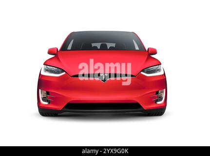 Tesla Model X rosso brillante, vista frontale di un'auto elettrica SUV di lusso isolata su sfondo bianco dello studio Foto Stock