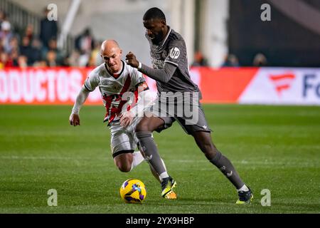 Madrid, Madrid, Spagna. 14 dicembre 2024. Antonio Rudiger del Real Madrid CF (R) in azione contro l'ISI Palazon di Rayo Vallecano (L) durante la Liga EA Sports 2024/25 partita di calcio tra Rayo Vallecano e Real Madrid CF all'Estadio de Vallecas il 14 dicembre 2024 a Madrid, Spagna. (Credit Image: © Alberto Gardin/ZUMA Press Wire) SOLO PER USO EDITORIALE! Non per USO commerciale! Crediti: ZUMA Press, Inc./Alamy Live News Foto Stock