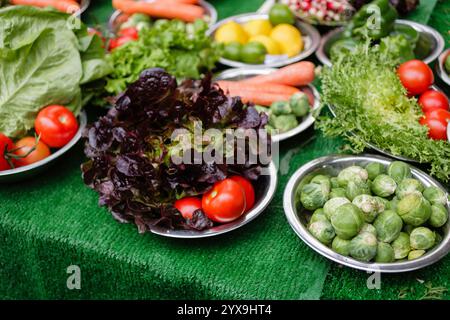 Frutta e verdura, compresi limoni, limes, peperoni verdi, carote e ravanelli in vendita al Borough Market di Londra, Regno Unito Foto Stock