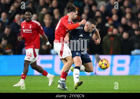 City Ground, Nottingham sabato 14 dicembre 2024. Jota Silva del Nottingham Forest combatte contro JohnÊMcGinn dell'Aston Villa durante la partita di Premier League tra Nottingham Forest e Aston Villa al City Ground di Nottingham sabato 14 dicembre 2024. (Foto: Jon Hobley | mi News) crediti: MI News & Sport /Alamy Live News Foto Stock