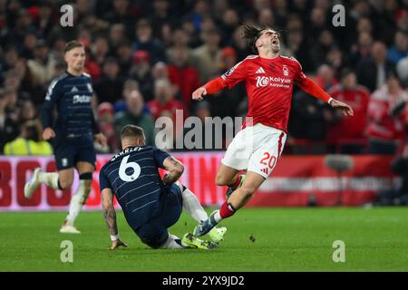 City Ground, Nottingham sabato 14 dicembre 2024. Ross Barkley dell'Aston Villa affronta Jota Silva del Nottingham Forest durante la partita di Premier League tra Nottingham Forest e Aston Villa al City Ground di Nottingham sabato 14 dicembre 2024. (Foto: Jon Hobley | mi News) crediti: MI News & Sport /Alamy Live News Foto Stock