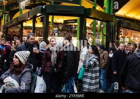 Una folla di acquirenti al Borough Market di Londra, Regno Unito. Foto Stock