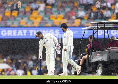 Brisbane, Australia, 14 dicembre 2024. Squadra indiana che esce dal campo dopo che la pioggia smette di giocare durante il primo giorno del terzo test di assicurazione NRMA del trofeo Border Gavaskar tra Australia e India al Gabba il 14 dicembre 2024 a Brisbane, Australia. Crediti: Santanu Banik/Speed Media/Alamy Live News Foto Stock