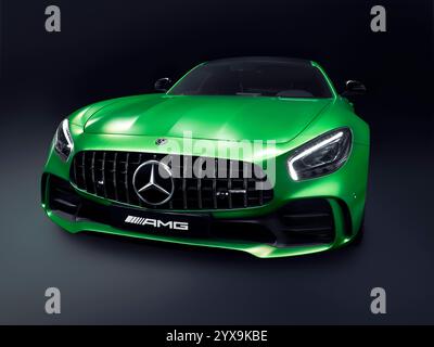 Green 2017 Mercedes-Benz AMG GT R coupe Auto sportiva Grand Tourer auto di lusso isolato su sfondo nero con tracciato di ritaglio Foto Stock