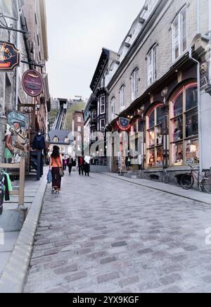 Negozio di souvenir du Lys, Sous le Fort, la boutique Chasse-Galerie e altri negozi e ristoranti su rue Sous Le Fort Street nella città vecchia Quebec, Cana Foto Stock