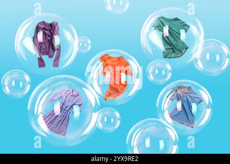 Diverse bolle di sapone con i vestiti all'interno e quelle vuote che fluttuano su sfondo azzurro. Giorno del bucato Foto Stock