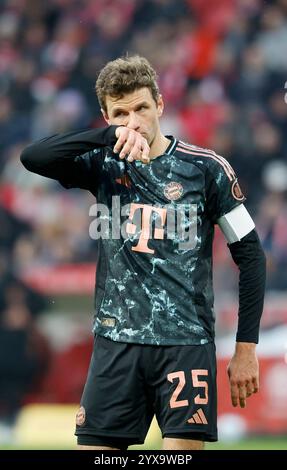 Mainz, Ger. 14 dicembre 2024. v.l.: Thomas Mueller (FC Bayern Muenchen, 25), 14.12.2024, Fussball, Bundesliga, 1) FSV Mainz 05 - FC Bayern Muenchen, GER, Mainz, Mewa Arena, DFL VIETANO QUALSIASI USO DI FOTOGRAFIE COME SEQUENZE DI IMMAGINI E/O QUASI-VIDEO. Credito: HMB Media/Alamy Live News Foto Stock