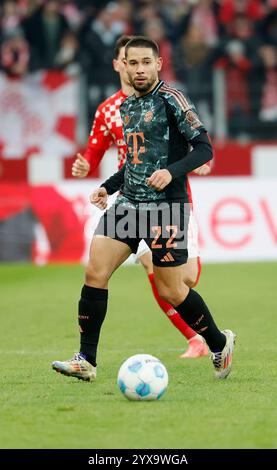 Mainz, Ger. 14 dicembre 2024. v.l.: Raphael Guerreiro (FC Bayern Muenchen, 22), 14.12.2024, Fussball, Bundesliga, 1) FSV Mainz 05 - FC Bayern Muenchen, GER, Mainz, Mewa Arena, DFL VIETANO QUALSIASI USO DI FOTOGRAFIE COME SEQUENZE DI IMMAGINI E/O QUASI-VIDEO. Credito: HMB Media/Alamy Live News Foto Stock