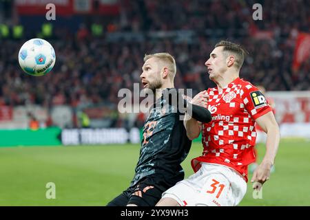 Mainz, Ger. 14 dicembre 2024. v.l.: Konrad Laimer (FC Bayern Muenchen, 27) und Dominik Kohr (1.FSV Mainz 05, 31), 14.12.2024, Fussball, Bundesliga, 1) FSV Mainz 05 - FC Bayern Muenchen, GER, Mainz, Mewa Arena, DFL VIETANO QUALSIASI USO DI FOTOGRAFIE COME SEQUENZE DI IMMAGINI E/O QUASI-VIDEO. Credito: HMB Media/Alamy Live News Foto Stock