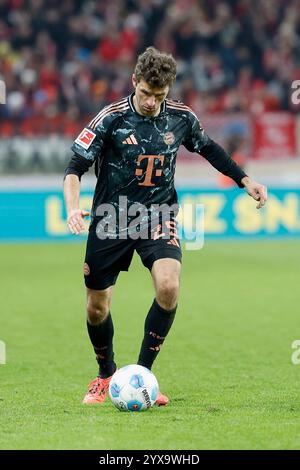 Mainz, Ger. 14 dicembre 2024. v.l.: Thomas Mueller (FC Bayern Muenchen, 25), 14.12.2024, Fussball, Bundesliga, 1) FSV Mainz 05 - FC Bayern Muenchen, GER, Mainz, Mewa Arena, DFL VIETANO QUALSIASI USO DI FOTOGRAFIE COME SEQUENZE DI IMMAGINI E/O QUASI-VIDEO. Credito: HMB Media/Alamy Live News Foto Stock