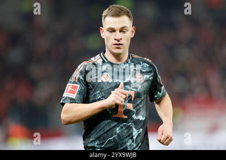 Mainz, Ger. 14 dicembre 2024. v.l.: Joshua Kimmich (FC Bayern Muenchen, 6), 14.12.2024, Fussball, Bundesliga, 1) FSV Mainz 05 - FC Bayern Muenchen, GER, Mainz, Mewa Arena, DFL VIETANO QUALSIASI USO DI FOTOGRAFIE COME SEQUENZE DI IMMAGINI E/O QUASI-VIDEO. Credito: HMB Media/Alamy Live News Foto Stock