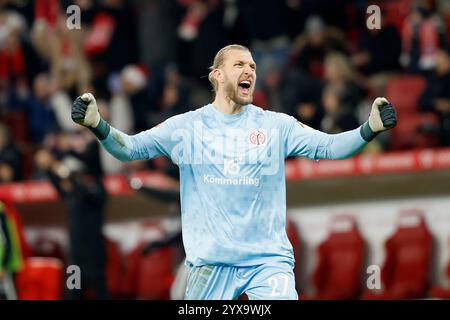 Mainz, Ger. 14 dicembre 2024. v.l.: Torwart Robin Zentner (1.FSV Mainz 05, 27) Jubel nach dem Sieg gegen den FC Bayern Muenchen, jubelnd, bejubelt, jubelt, jubeln, jubeln, Emotionen 14.12.2024, Fussball, Bundesliga, 1. FSV Mainz 05 - FC Bayern Muenchen, GER, Mainz, Mewa Arena, DFL VIETANO QUALSIASI USO DI FOTOGRAFIE COME SEQUENZE DI IMMAGINI E/O QUASI-VIDEO. Credito: HMB Media/Alamy Live News Foto Stock