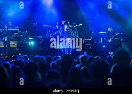 Manchester, 14 dicembre 2024. Sir Paul McCartney si esibisce sul palco al Co-op Live di Manchester durante il suo tour Got Back. Lo spettacolo è la sua prima notte nel Regno Unito nel tour Sud America ed Europa 2024. Credito: Benjamin Wareing/Alamy Live News SOLO PER USO EDITORIALE. NIENTE MERCHANDISING. IMMAGINI DA UTILIZZARE SOLO IN RELAZIONE A QUESTO EVENTO. DEVE ESSERE RIMOSSO DALL'ARCHIVIO ENTRO IL 15 GENNAIO 2025 00:01. Crediti: Benjamin Wareing/Alamy Live News Foto Stock