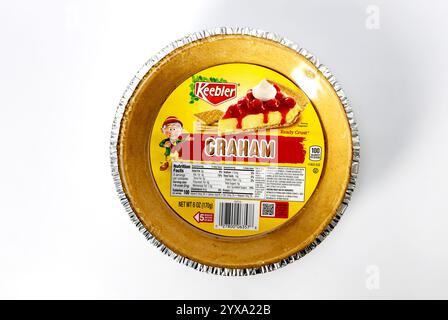 Deliziosa crosta graham pronta per la preparazione del dessert con un imballaggio luminoso che mostra i dettagli del prodotto Foto Stock