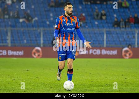 Basilea, Svizzera. 14 dicembre 2024. Basilea, Svizzera, 14 dicembre 2024: Adrian Barisic (26 Basilea) durante la partita di Super League tra FC Basel 1893 e Grasshopper Club Zurigo al St. Jakob-Park di Basilea, Svizzera. Philipp Kresnik (Philipp Kresnik/SPP) credito: SPP Sport Press Photo. /Alamy Live News Foto Stock