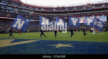 Landover, MD, Stati Uniti. 14 dicembre 2024. Lo spirito della Marina sfida le bandiere prima di una partita di football NCAA tra la United States Naval Academy e la United States Military Academy al Northwest Stadium di Landover, MD. Justin Cooper/CSM/Alamy Live News Foto Stock