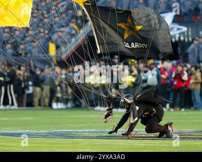 Landover, MD, Stati Uniti. 14 dicembre 2024. Un paracadutista dell'esercito si imbatte nello stadio prima di una partita di football NCAA tra la United States Naval Academy e la United States Military Academy al Northwest Stadium di Landover, MD. Justin Cooper/CSM/Alamy Live News Foto Stock